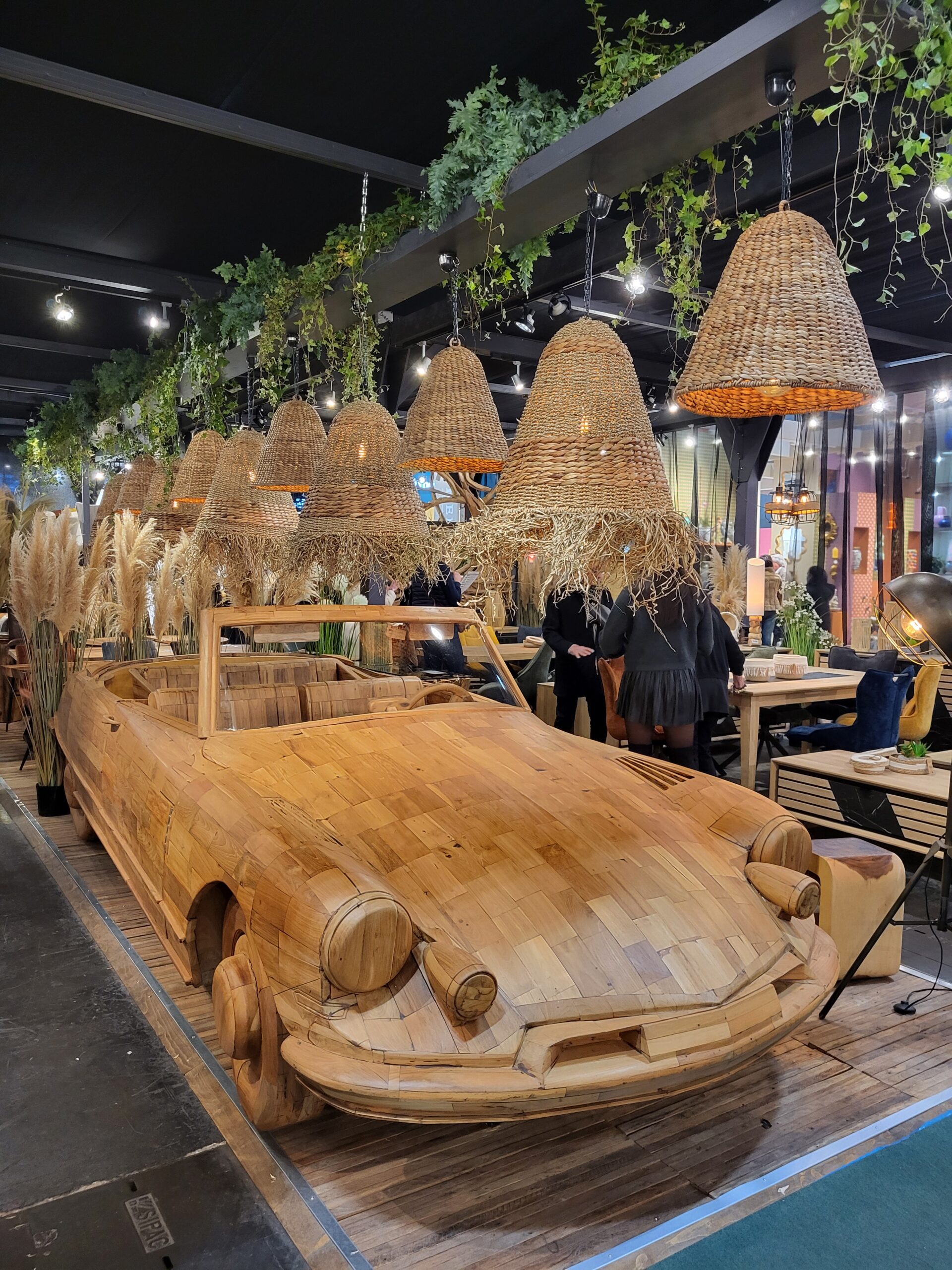 Voiture en bois grandeur nature